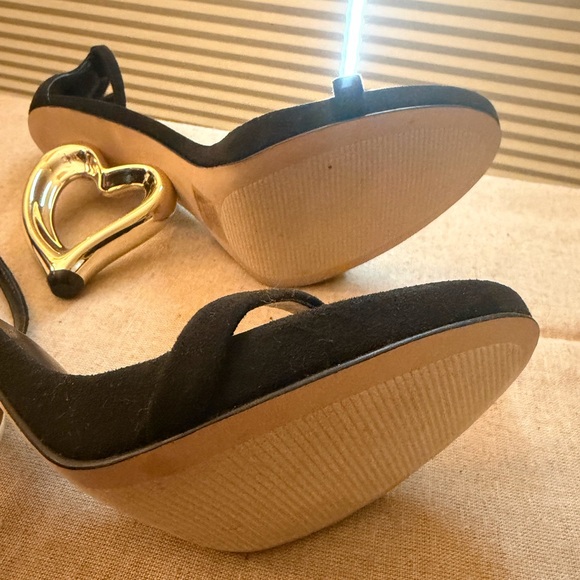 Elegant high end Black suede strap with Gold metal heart heels Never worn! - Picture 5 of 7